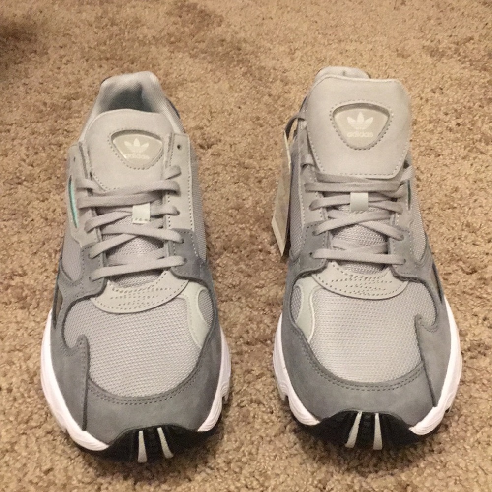 Sneakers gray